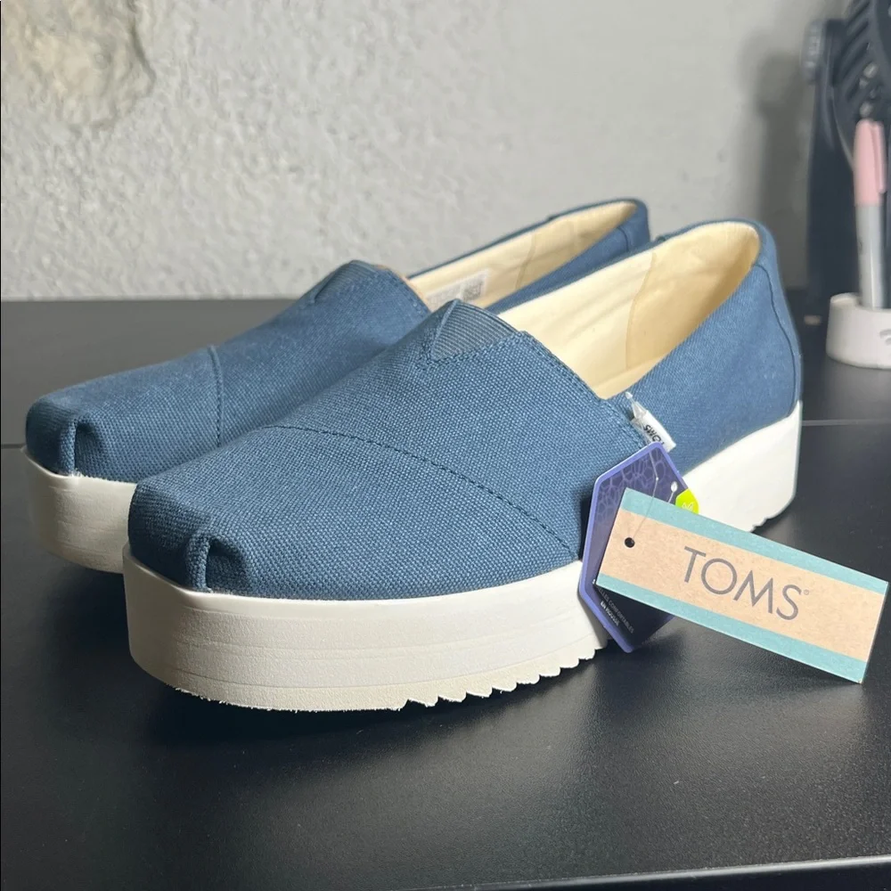 Women's Canvas Platform Blue Shoes TOMS size 9 1/2 NEW